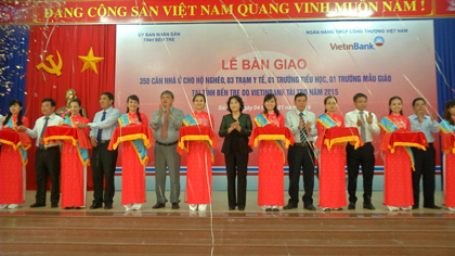 ຮອງປະທານສະພາແຫ່ງຊາດຫງວຽນທິກິມເງິນເຂົ້າຮ່ວມພິທີມອບເຮືອນໃຫ້ຄອບຄົວທຸກຍາກ